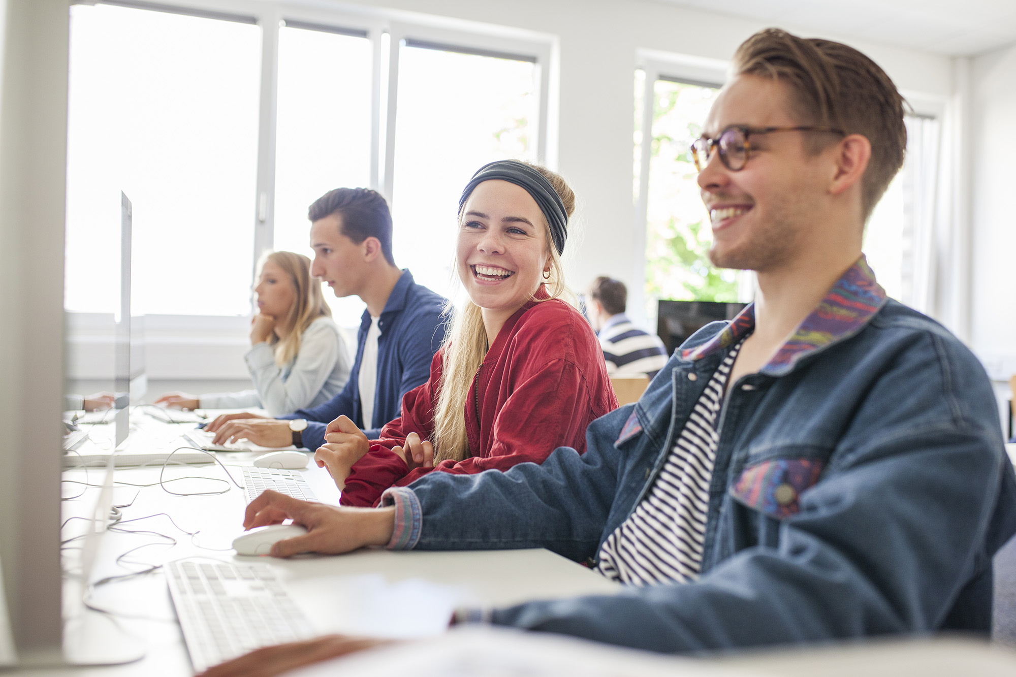 Studierende der Fachhochschule Kiel machen Notizen im Hörsaal